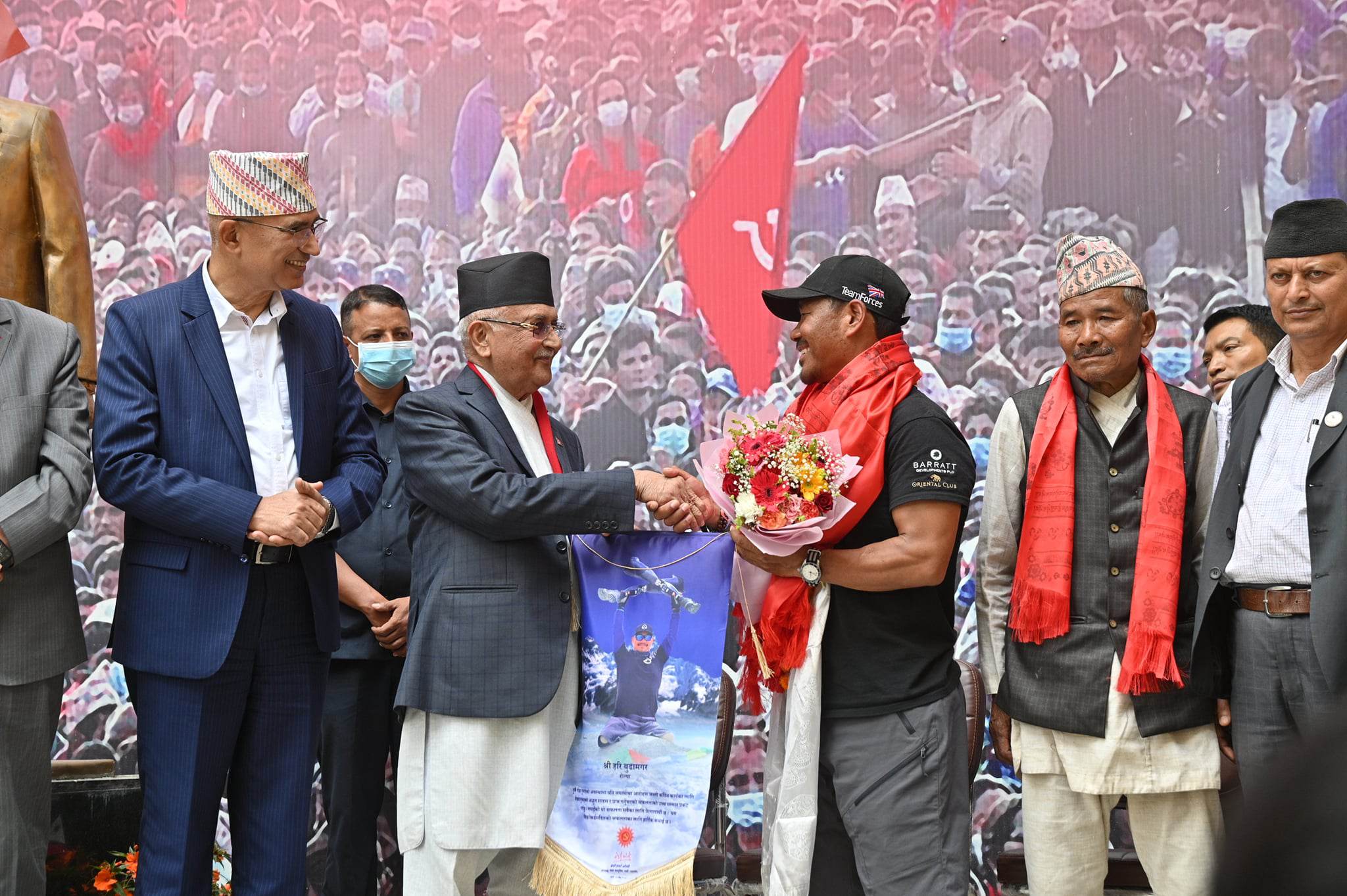 कृत्रिम खुट्टाको सहायताले सगरमाथा आरोहण गरेका हरिबहादुरलाई एमालेले गर्‍यो सम्मान 